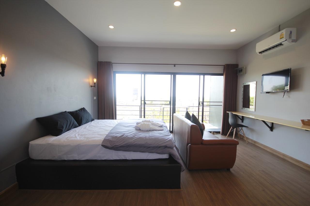 Ma Der Bua Hotel Kumphawapi Ngoại thất bức ảnh