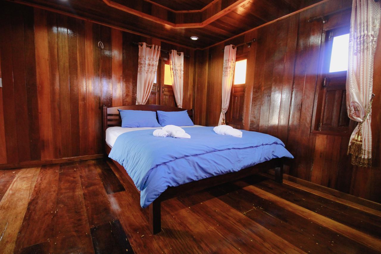 Ma Der Bua Hotel Kumphawapi Ngoại thất bức ảnh